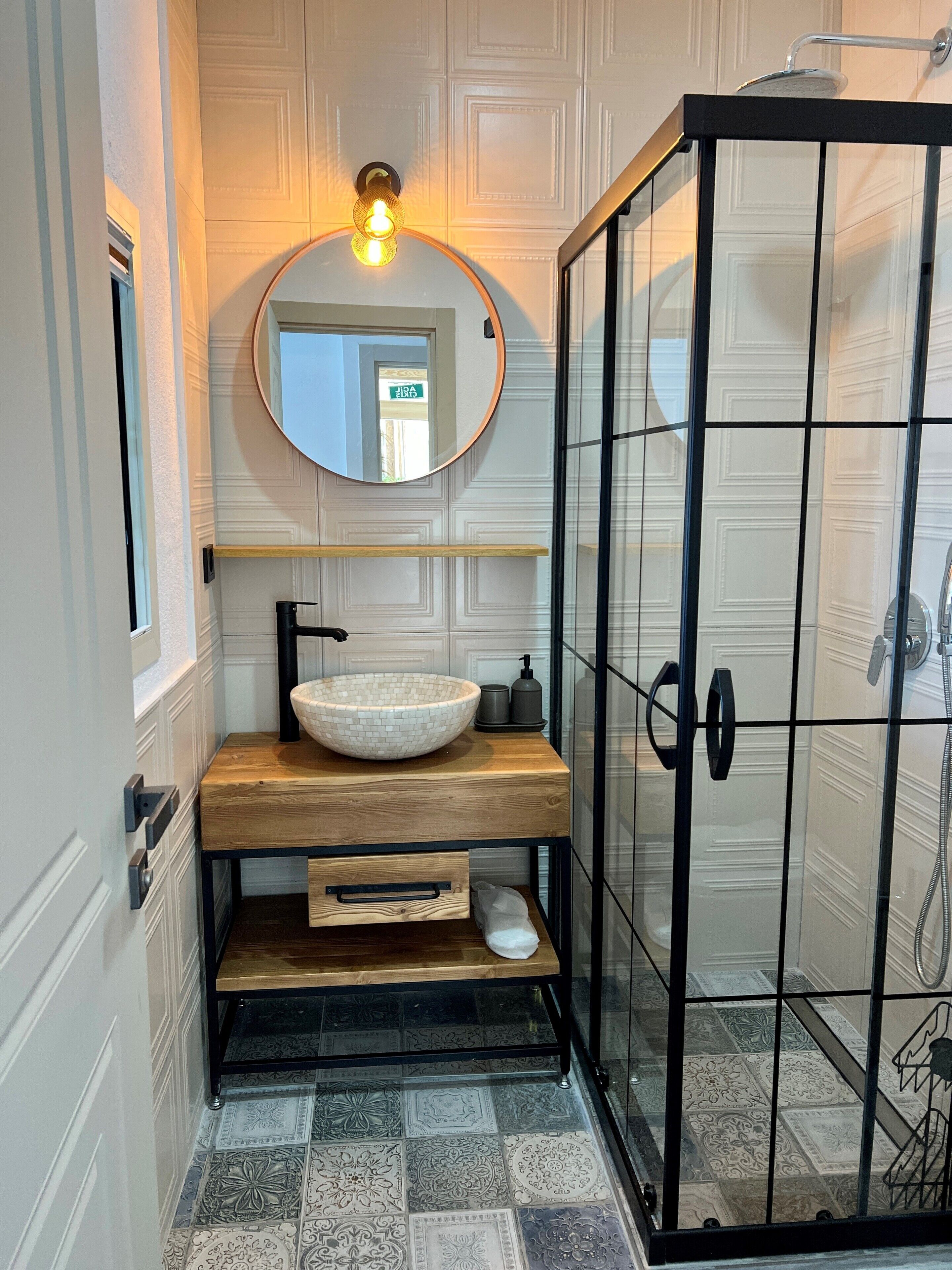 sea view double room with jacuzzi | bathroom | shower, rainfall showerhead, free toiletries, hair dryer