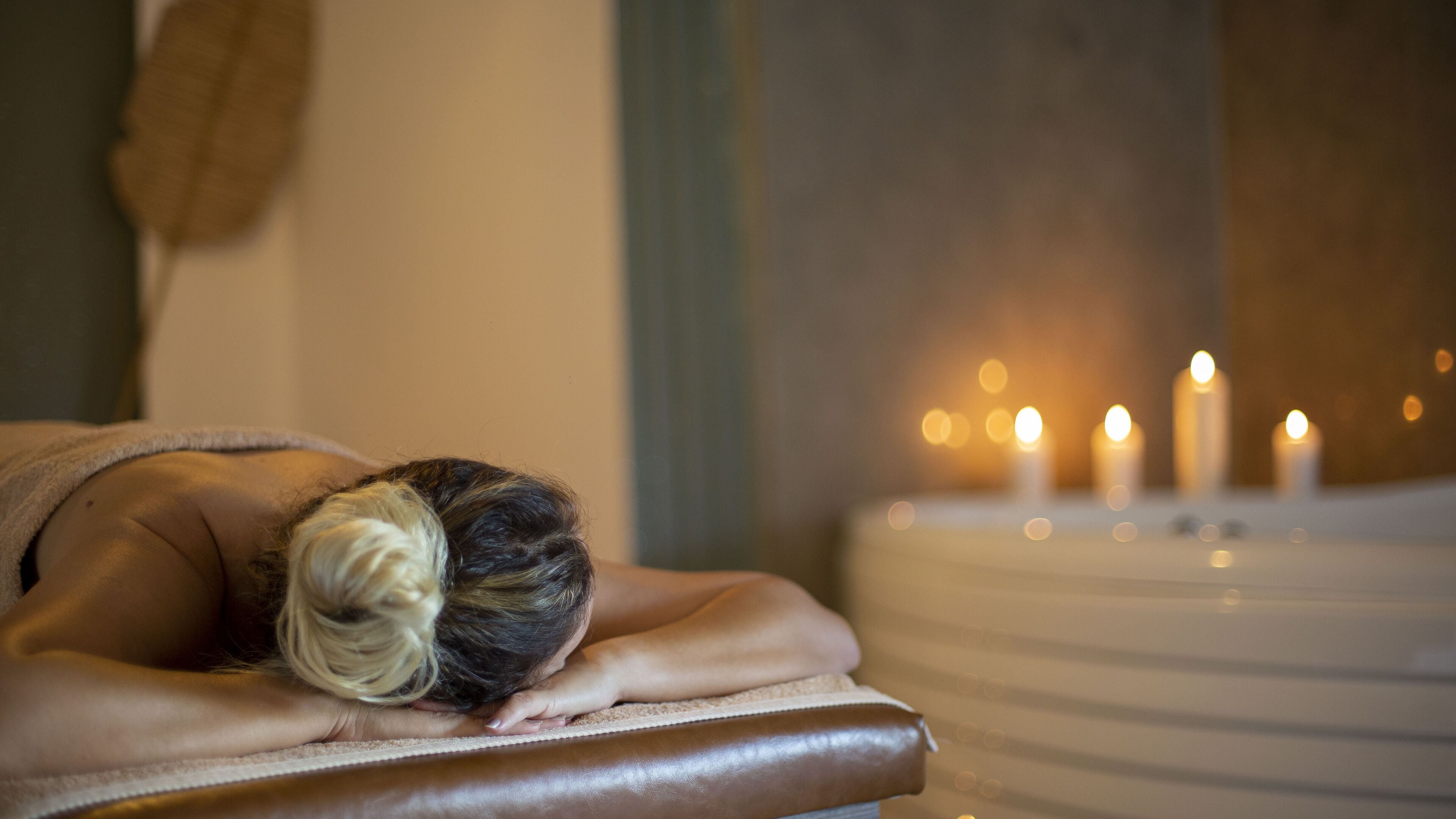 honeymoon suite with jacuzzi , 1 queen bed, non smoking, courtyard view | 1 bedroom, down duvets, select comfort beds, blackout curtains