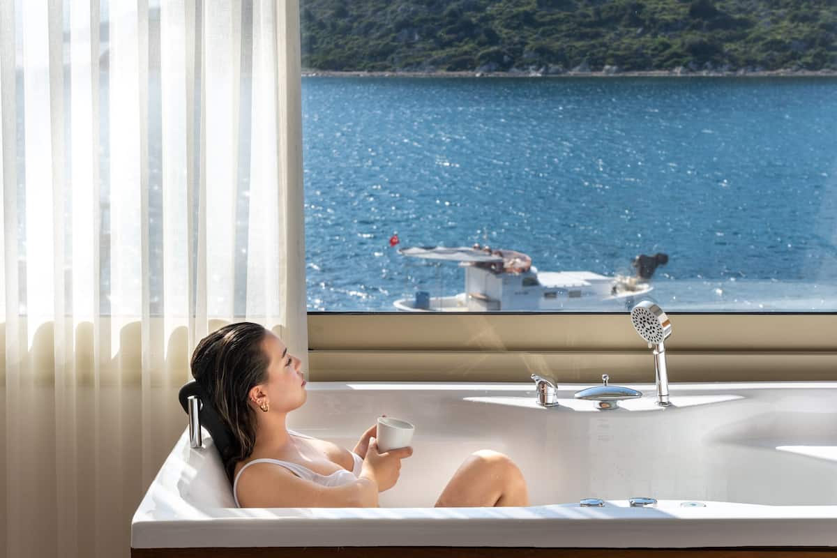 sea view double room with jacuzzi | 1 bedroom, down duvets, select comfort beds, blackout curtains