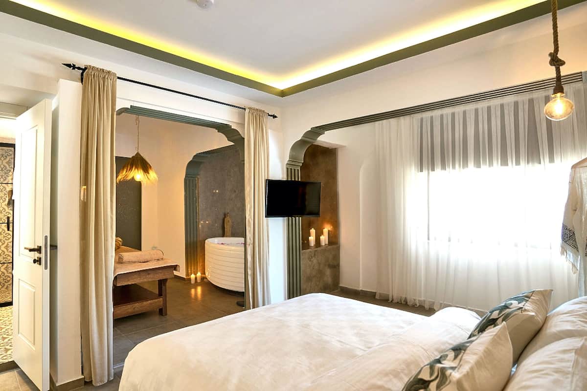 Honeymoon Suite With Jacuzzi , 1 Queen Bed, Non Smoking, Courtyard View | Down comforters, Select Comfort beds, blackout drapes