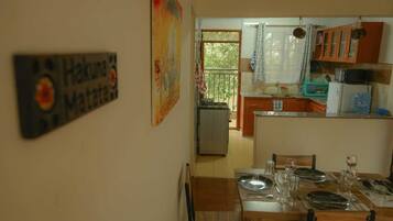 Réfrigérateur, micro-ondes, four, bouilloire électrique