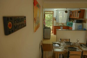 Réfrigérateur, micro-ondes, four, bouilloire électrique