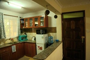 Réfrigérateur, micro-ondes, four, bouilloire électrique