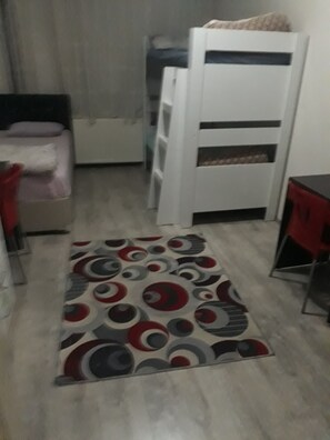 Basic-Doppelzimmer zur Einzelnutzung | Individuell dekoriert, Schreibtisch, schallisolierte Zimmer
