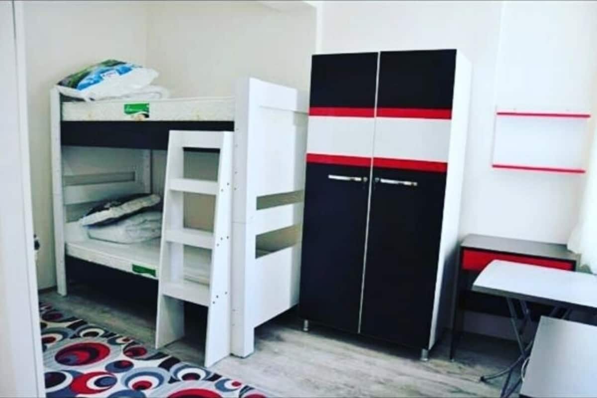 Habitación básica doble de uso individual | Escritorio, insonorización, tabla de planchar con plancha y wifi gratis