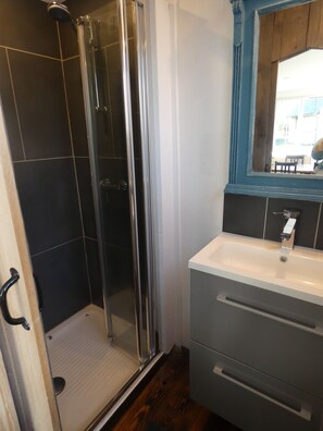 Shower, hair dryer, towels, toilet paper - In the heart of D-Day" cottage (Barbeville)