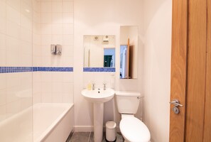 Businesshuoneisto | Kylpyhuone | Ilmaiset hygieniatuotteet, hiustenkuivaaja, pyyhkeet, saippua