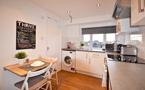 City Studio | Private kitchen | Fridge, microwave, oven, stovetop - Thrive Apartments Clapham Junction (London)