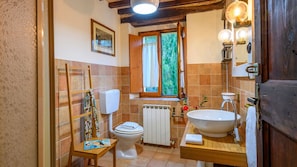 Baignoire, sĂšche-cheveux, serviettes fournies