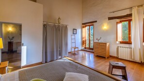 4 bedrooms, iron/ironing board, travel cot, free WiFi