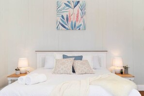 3 bedrooms, desk, iron/ironing board, travel crib - City Skyline Views|Bulimba Pool Home|Pet Friendly (Balmoral)