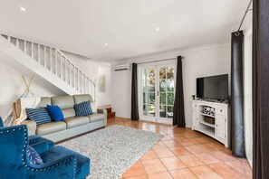 TV, Netflix, books, streaming services - City Skyline Views|Bulimba Pool Home|Pet Friendly (Balmoral)