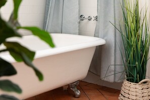 Bathtub, hair dryer, towels, shampoo - Bulimba Family Home | Pool & City Skyline Views (Balmoral)