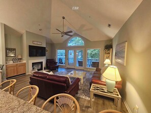 TV, caminetto, studio