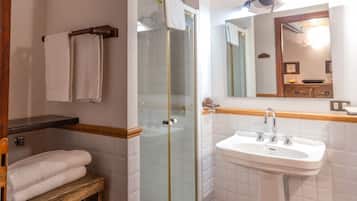 Douche, sĂšche-cheveux, bidet, serviettes fournies