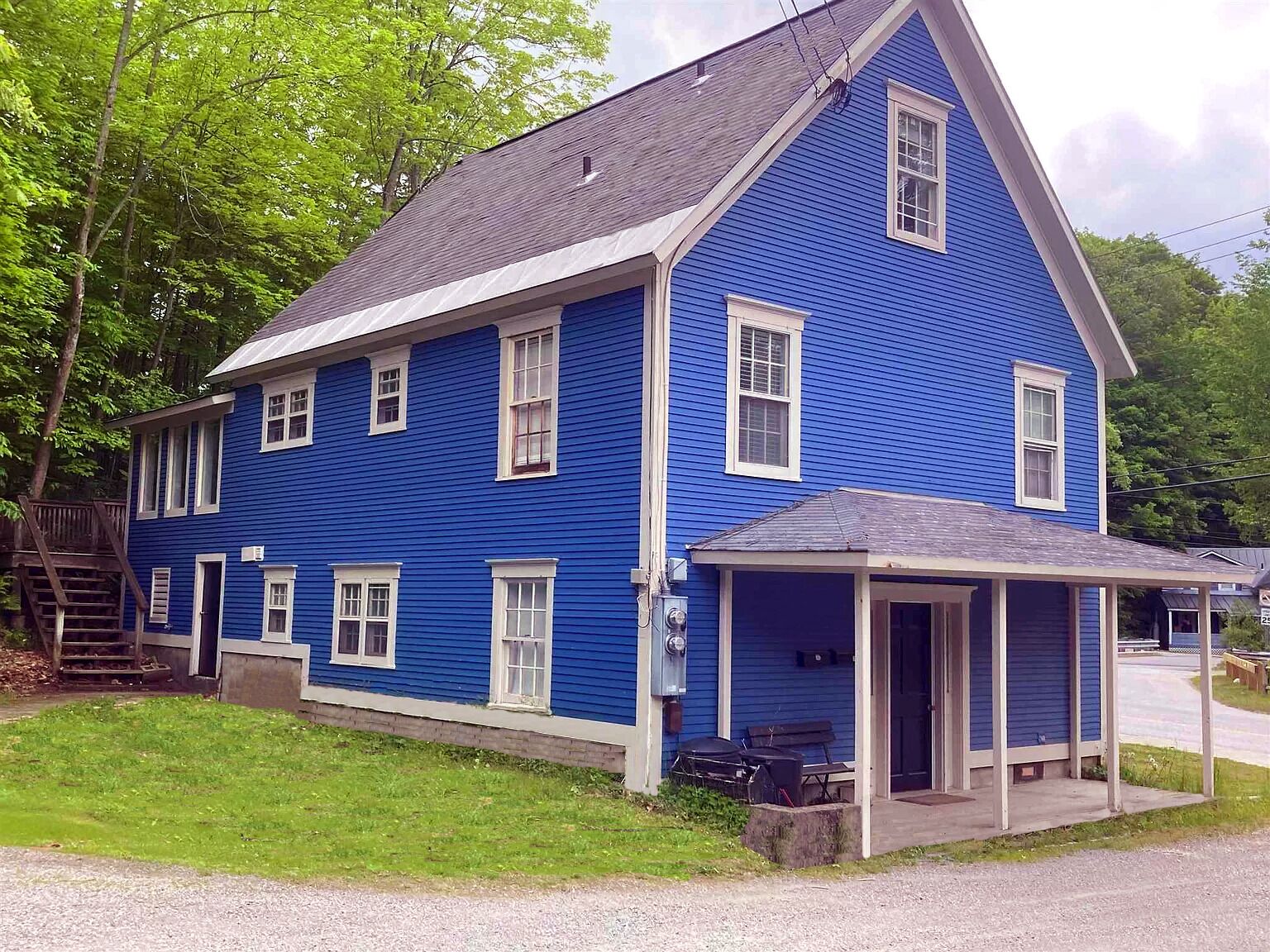 Large 4 bedroom one mile from Okemo Base. Walk to downtown Ludlow