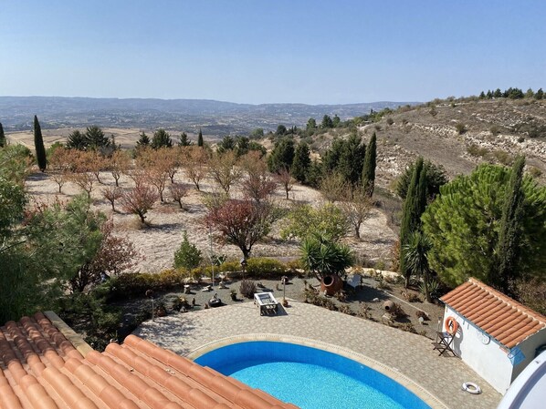 Zona de piscina con vistas a un paisaje montañoso.