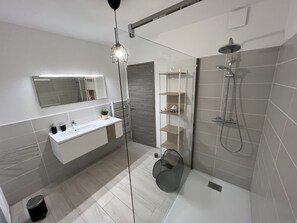 Douche, sèche-cheveux, serviettes fournies