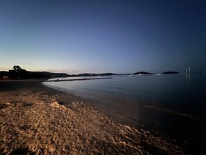 Plage à proximité, chaises longues