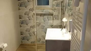 Dusche, Haartrockner, Bidet, Handtücher