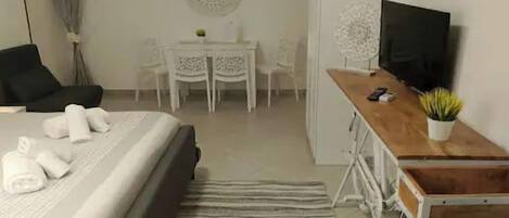 1 bedroom, desk, free WiFi, bed sheets