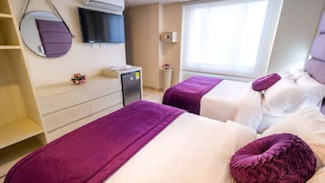 Habitación cuádruple superior | Edredones de plumas, minibar, caja fuerte y cortinas opacas