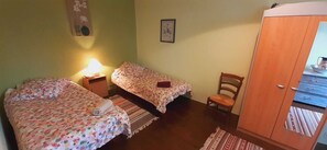 3 dormitorios, caja fuerte, tabla de planchar con plancha