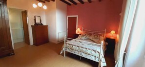 3 bedrooms, in-room safe, iron/ironing board, travel cot