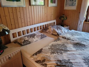 3 bedrooms, desk, iron/ironing board, free WiFi