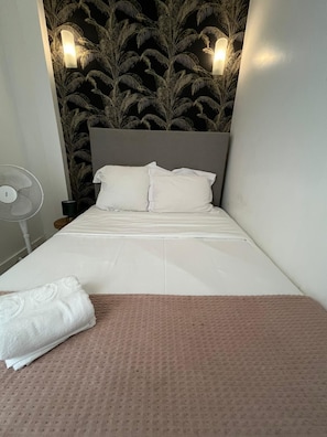 1 chambre, fer et planche à repasser, draps fournis