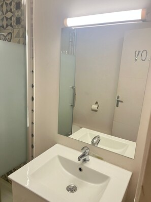 Douche, serviettes fournies