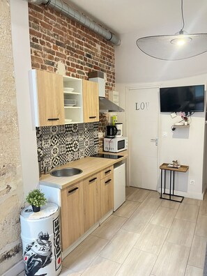 Fridge, microwave, stovetop, coffee/tea maker