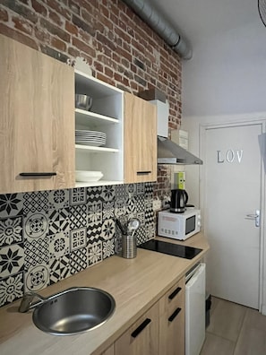 Réfrigérateur, micro-ondes, plaque de cuisson, cafetière/bouilloire