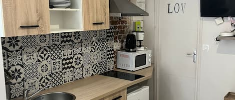 Fridge, microwave, stovetop, coffee/tea maker