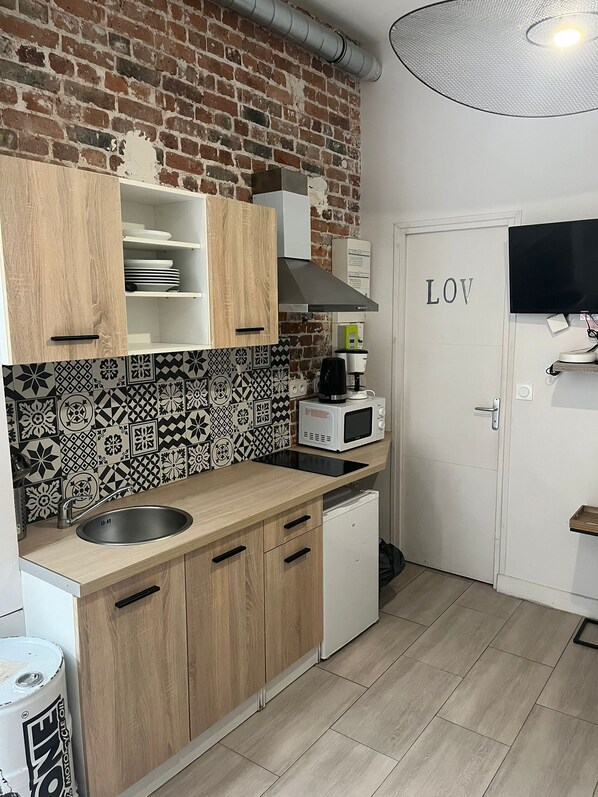 Fridge, microwave, stovetop, coffee/tea maker