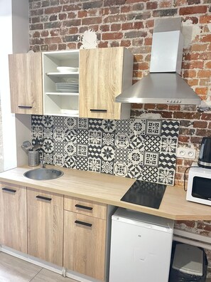 Réfrigérateur, micro-ondes, plaque de cuisson, cafetière/bouilloire