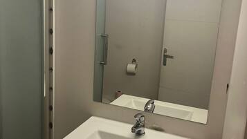 Douche, serviettes fournies