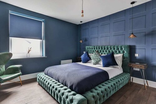 Spacious Luxe Pad+Games Room-Walk to town
