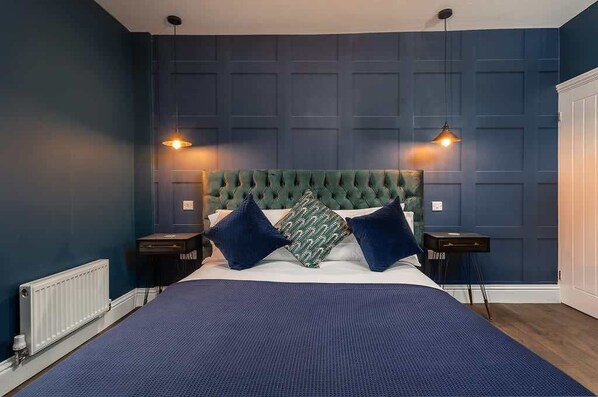 6 bedrooms, iron/ironing board, WiFi, bed sheets