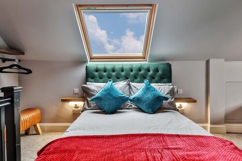 Spacious Luxe Pad+Games Room-Walk to town