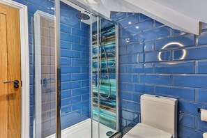Bathtub, hair dryer, towels - Spacious Luxe Pad+Games Room-Walk to town (Sheffield)