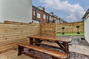 Outdoor dining - Spacious Luxe Pad+Games Room-Walk to town (Sheffield)