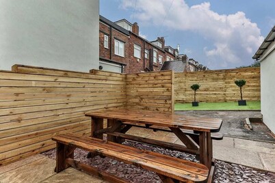 Spacious Luxe Pad+Games Room-Walk to town