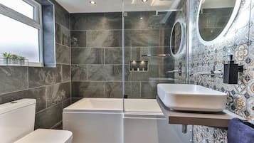 Baignoire, sèche-cheveux, serviettes fournies