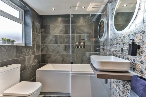 Spacious Luxe Pad+Games Room-Walk to town