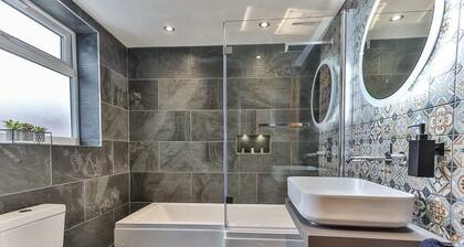 Spacious Luxe Pad+Games Room-Walk to town