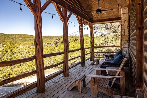 Leakey River Rental, relax in the peaceful hill country or cool off in the river