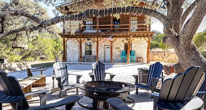 Leakey River Rental, relax in the peaceful hill country or cool off in the river
