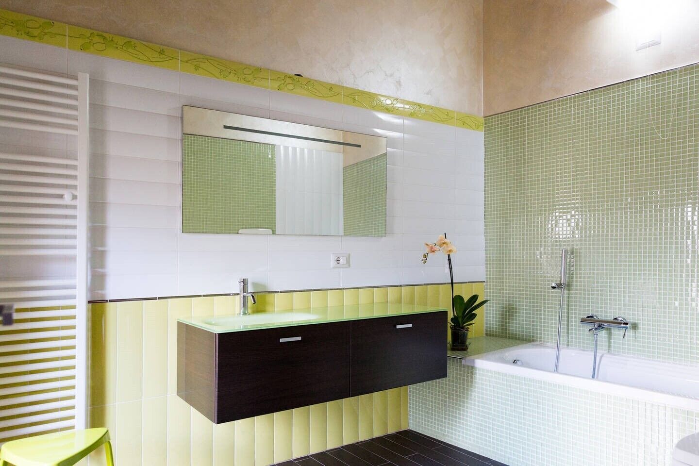 Bañera, secador de pelo, bidet, toallas