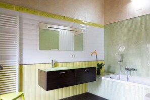 Baignoire, séchoir à cheveux, bidet, serviettes fournies